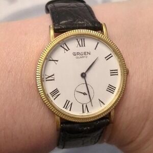 Gruen Quartz Watch 001-6L45 Roman Numerals Gold Tone Black Leather Band Vtg‎ 90s